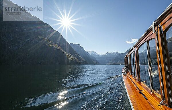 Touristenboot auf dem Königssee  Nationalpark Berchtesgaden  Berchtesgadener Land  Oberbayern  Bayern  Deutschland  Europa