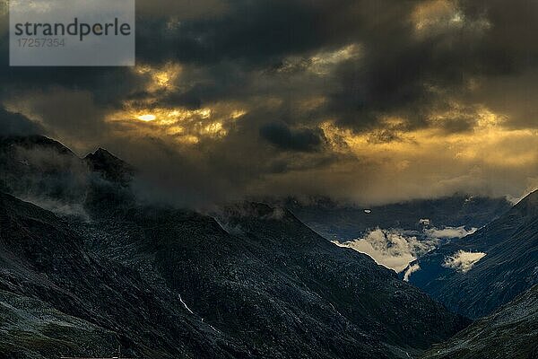Ötztaler Alpen mit dramatischem Wolkenhimmel  Sölden  Ötztal  Tirol  Österreich  Europa