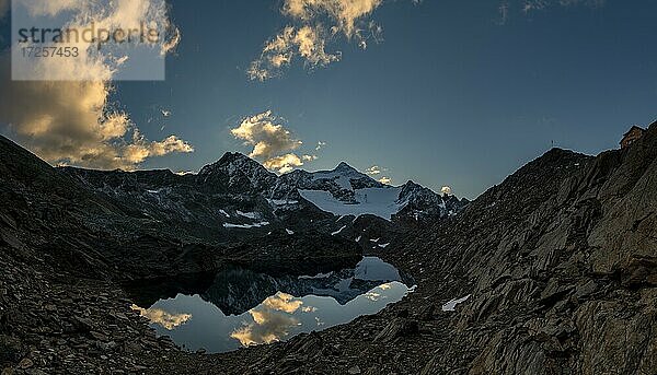 Sonnenaufgang über Bergsee und Ötztaler Alpen  Sölden  Ötztal  Tirol  Österreich  Europa