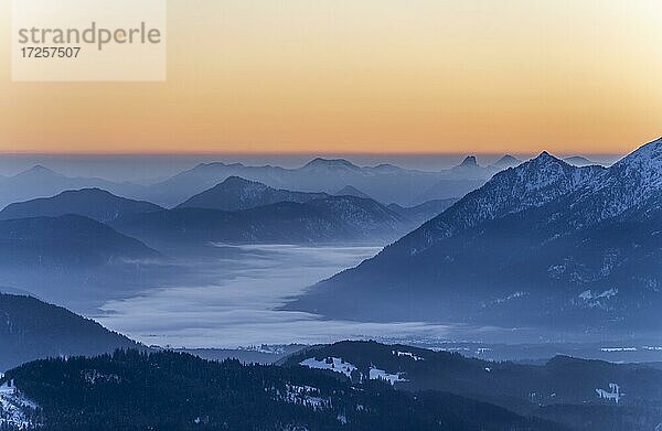 Sonnenaufgang  Alpenvorland im mit Bergen  Wettersteingebirge mit Schnee im Winter  Garmisch-Partenkirchen  Bayern  Deutschland  Europa