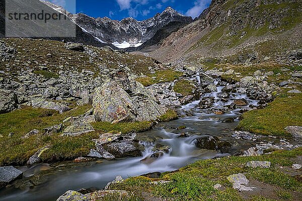 Bergbach mit Ötztaler Alpen  Sölden  Ötztal  Tirol  Österreich  Europa