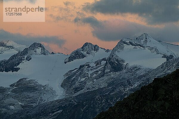 Blaue Stunde über Söldner Skigebiet Sölden  Ötztal  Tirol  Österreich  Europa