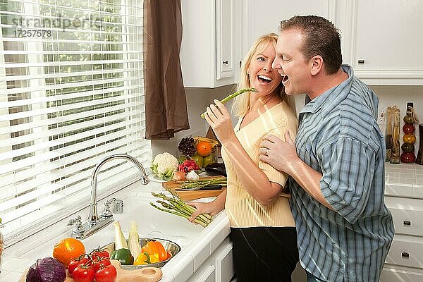 Glückliches Paar genießt einen Abend bei der Zubereitung von Speisen in der Küche