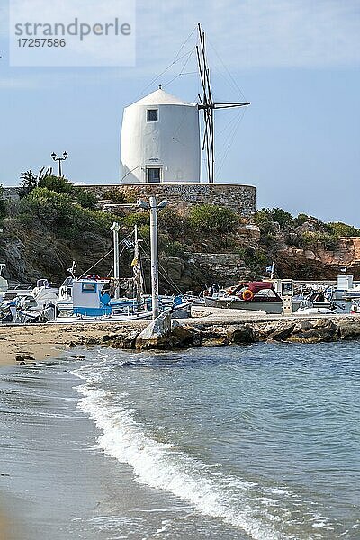 Weiße Windmühle am Hafen  Paros  Kykladen  Ägäis  Griechenland  Europa