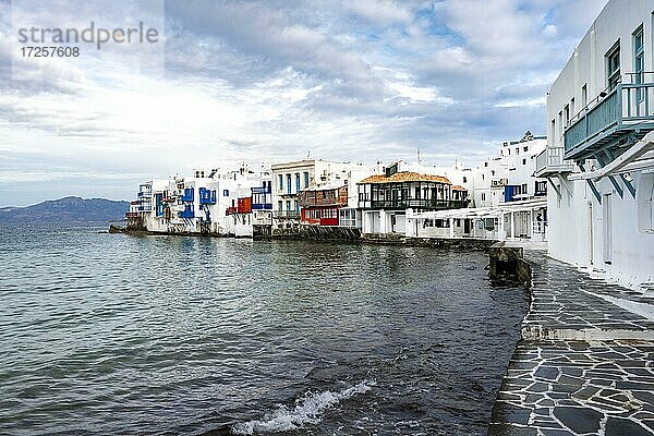 Weiße Häuser am Meer  Klein-Venedig  Chora  Mykonos Stadt  Mykonos  Kykladen  Griechenland  Europa