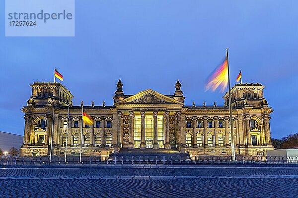 Reichstag Bundestag Regierung Parlament Reichstagsgebäude Textfreiraum Copyspace Abend Nacht in Berlin  Deutschland  Europa