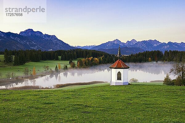 Kapelle  Hegratsrieder See  hinten Tannheimer Berge  bei Halblech  Allgäu  Bayern  Deutschland  Europa