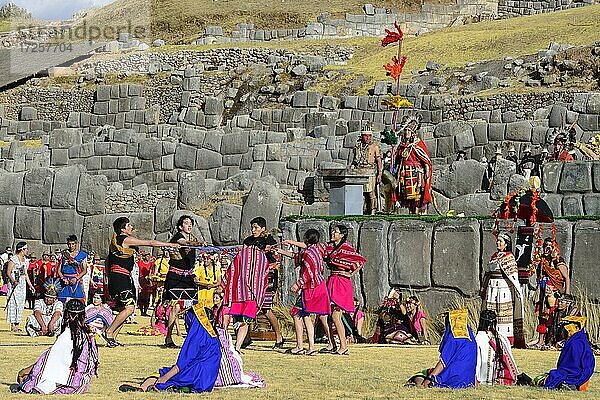 Inti Raymi  Fest der Sonne  Zeremonie auf dem Heiligtum  Ruinenanlage der Inka Sacsayhuamán  Cusco  Peru  Südamerika