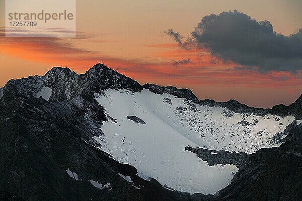 Sonnenaufgang über Ötztaler Bergen  Sölden  Ötztal  Tirol  Österreich  Europa