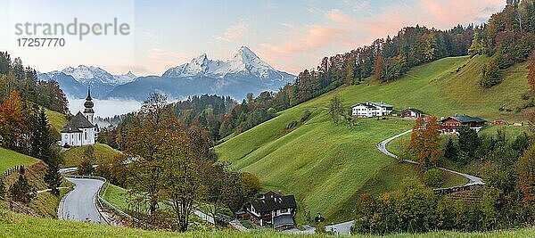 Wallfahrtskirche Maria Gern bei Sonnenaufgang  hinten Schönfeldspitze und der Watzmann  Berchtesgadener Alpen  Berchtesgaden  Berchtesgadener Land  Oberbayern  Bayern  Deutschland  Europa