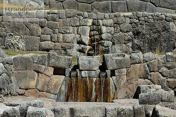 Quelle in der Tempelanlage des Wasserheiligtums der Inka  Tambomachay  Region Cusco  Provinz Urubamba  Peru  Südamerika
