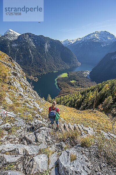 Panoramablick auf den Königssee vom Rinnkendlsteig  Junge Frau auf der Wanderung zur Achenkanzel  herbstlicher Wald und schneebedeckte Berge  Nationalpark Berchtesgaden  Berchtesgadener Land  Oberbayern  Bayern  Deutschland  Europa