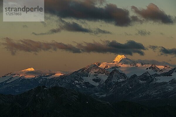 Sonnenaufgang über Gipfel der Ötztaler Wildspitze  Sölden  Ötztal  Tirol  Österreich  Europa