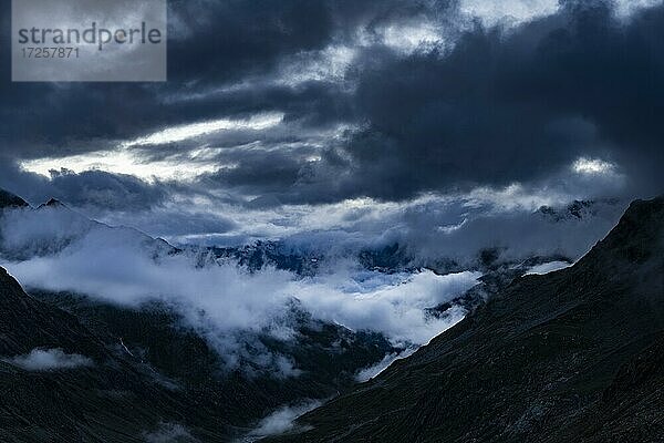 Blaue Stunde mit dramatischem Wolkenhimmel mit Ötztaler Bergen  Sölden  Ötztal  Tirol  Österreich  Europa