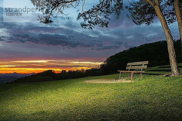 Parkbank bei Sonnenaufgang auf dem Hohenbol unterhalb der Teck  Owen  Kirchheim Teck  Esslingen  Baden-Württemberg  Deutschland  Europa