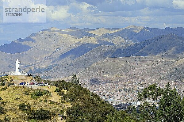 Aussichtspunkt Christusstatue Christo Blanco mit Blick über die Stadt Cusco  Peru  Südamerika