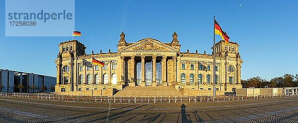 Reichstag Bundestag Regierung Parlament Reichstagsgebäude Panorama in Berlin  Deutschland  Europa