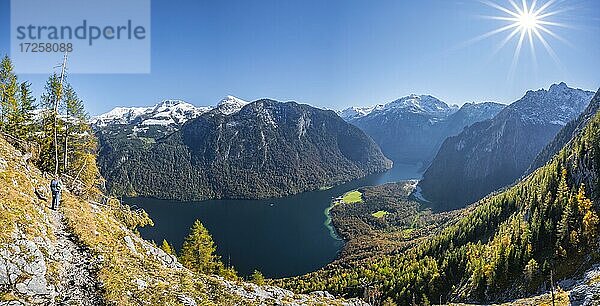 Panoramablick auf den Königssee vom Rinnkendlsteig  Wanderung zur Achenkanzel  herbstlicher Wald und schneebedeckte Berge  Nationalpark Berchtesgaden  Berchtesgadener Land  Oberbayern  Bayern  Deutschland  Europa