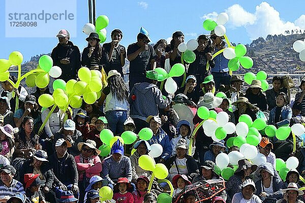 Zuschauertribüne mt Luftballons an der Plaza de Armas bei einem Umzug  Cusco  Peru  Südamerika