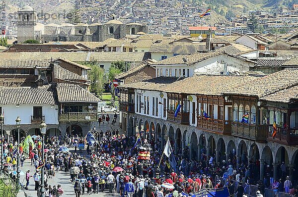 Plaza de Armas bei einem Umzug  Cusco  Peru  Südamerika