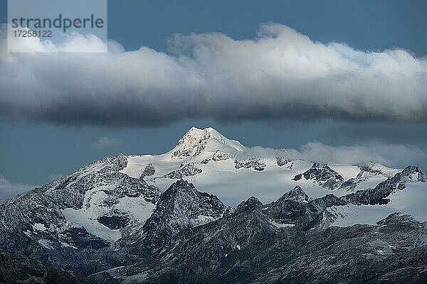 Gipfel der Ötztaler Wildspitze im Mondlicht  Sölden  Ötztal  Tirol  Österreich  Europa