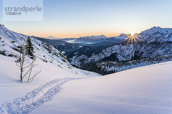 Weg zur Alpspitze  Sonnenaufgang  Wettersteingebirge mit Wettersteingrad  Schnee im Winter  Garmisch-Partenkirchen  Bayern  Deutschland  Europa