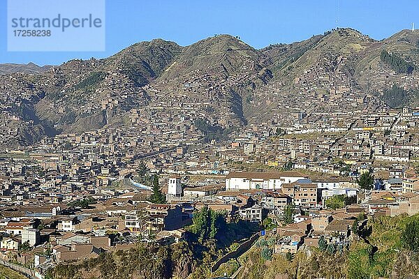 Blick über die Stadt auf Außenbezirke am Berghang  Cusco  Peru  Südamerika