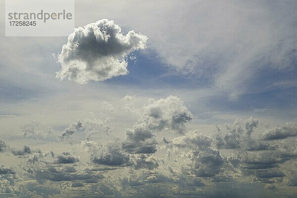 Wolkenhimmel  Wolkenformation  aus Schicht- (Stratus) und Quellwolken (Cumulus)  Nordrhein-Westfalen  Deutschland  Europa