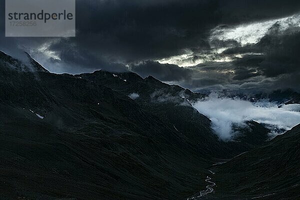 Blaue Stunde über Windbachtal mit dramatischen Wolken  Sölden  Ötztal  Tirol  Österreich  Europa