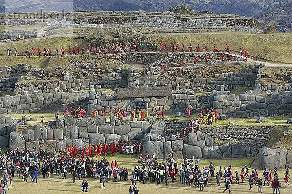 Inti Raymi  Fest der Sonne  Festgelände Überblick  Ruinenanlage der Inka Sacsayhuamán  Cusco  Peru  Südamerika