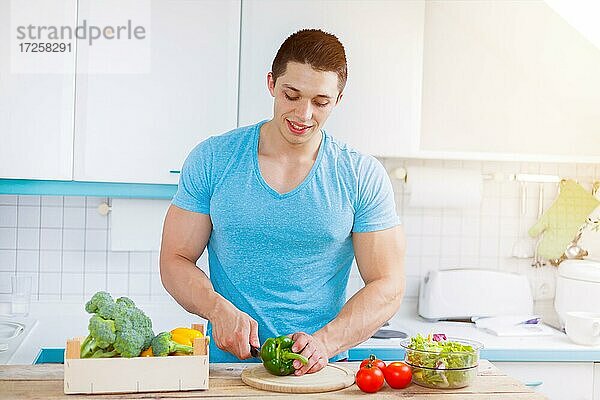 Essen zubereiten Gemüse schneiden junger Mann Mittagessen Küche gesunde Ernährung Textfreiraum Copyspace in Deutschland