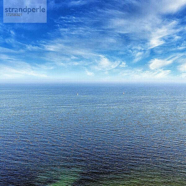 Ostsee  Schleierwolken am blauen Himmel  Mecklenburg-Vorpommern  Deutschland  Europa