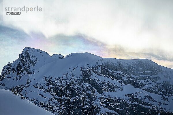 Halo über einem Berg  Lichteffekte der atmosphärischen Optik  Garmisch-Partenkirchen  Bayern  Deutschland  Europa