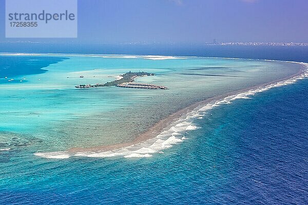 Malediven Insel Urlaub Paradies Meer Atoll Lagune Luftbild Tourismus auf den Malediven