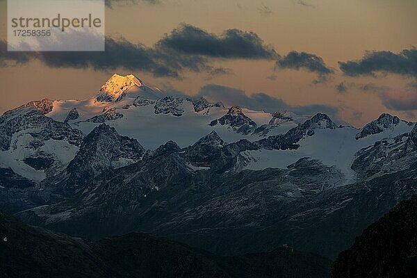 Sonnenaufgang über Gipfel der Ötztaler Wildspitze  Sölden  Ötztal  Tirol  Österreich  Europa