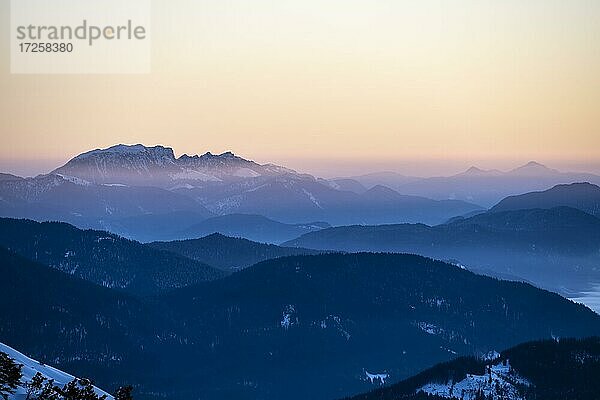 Sonnenaufgang  Alpenvorland im mit Bergen  Wettersteingebirge mit Schnee im Winter  Garmisch-Partenkirchen  Bayern  Deutschland  Europa