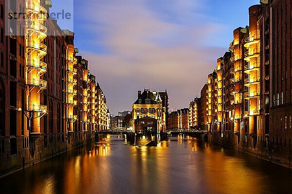 Wasserschloss Speicherstadt Schloss bei Nacht in Hamburg  Deutschland  Europa