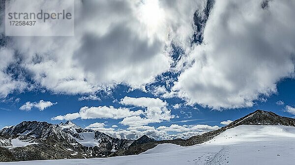 Wolkenstimmung mit Gipfel des Zuckerhütel im Hintergrund  Sölden  Ötztal  Tirol  Österreich  Europa