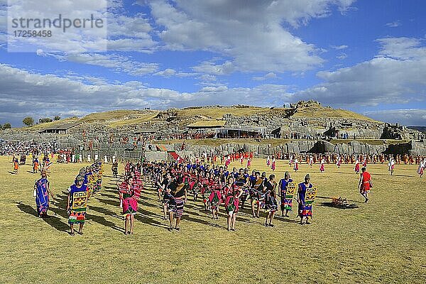 Inti Raymi  Fest der Sonne  Tanzgruppe vor dem Heiligtum  Ruinenanlage der Inka Sacsayhuamán  Cusco  Peru  Südamerika