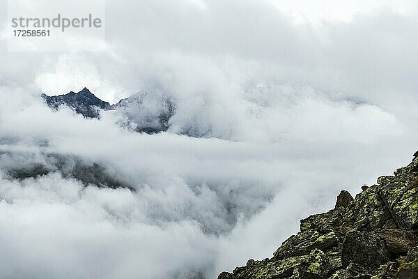 Berggipfel ragt aus Wolken  Sölden  Ötztal  Tirol  Österreich  Europa