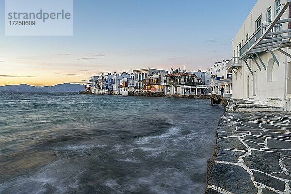 Weiße Häuser am Meer  Klein-Venedig  Chora  Mykonos Stadt  Mykonos  Kykladen  Griechenland  Europa