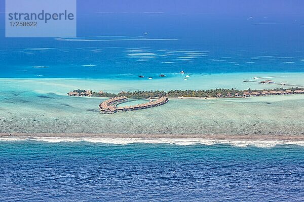 Malediven Insel Urlaub Paradies Meer Textfreiraum Copyspace Emboodhu Finolhu island Resort Luftbild Tourismus auf den Malediven