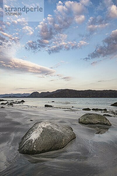 Strand mit Findlingen  Insel Runde  Goksoyr  Norwegen  Europa