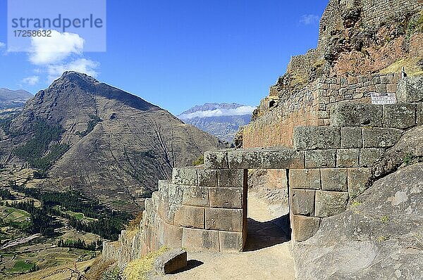 Tor zur Ruinenanlage der Inka  Pisac  Region Cusco  Provinz Urubamba  Peru  Südamerika