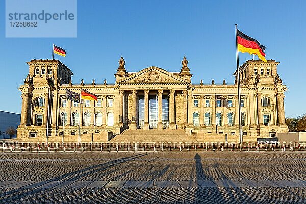 Reichstag Bundestag Regierung Parlament Reichstagsgebäude in Berlin  Deutschland  Europa