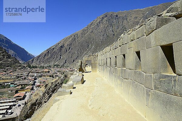 Tor und Mauer mit Nischen in der Ruinenanlage der Inka  Ollantaytambo  Region Cusco  Provinz Urubamba  Peru  Südamerika