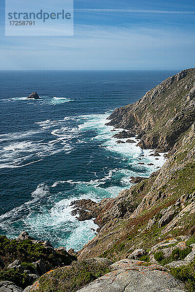 Kap Finisterre Landschaft mit Atlantik an einem sonnigen Tag  Galicien  Spanien  Europa