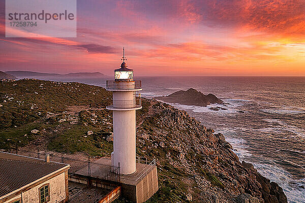 Aerial Meer Landschaft Blick auf Cape Tourinan Leuchtturm bei Sonnenuntergang mit rosa Wolken  Galicien  Spanien  Europa