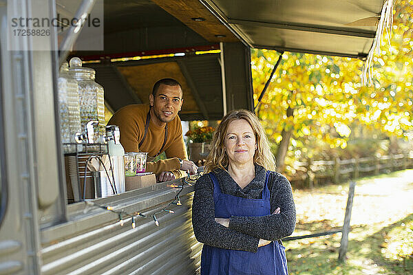 Porträt selbstbewusster Imbisswagenbesitzer im Herbstpark