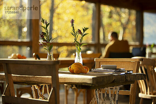 Wildblumenstrauß und Herbst Kürbisse auf rustikalen Cafe Tisch